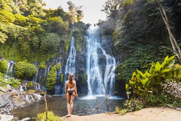 年轻性感的女人看着瀑布 Banyumala 在丛林中 生态旅游概念形象旅游女孩 巴厘岛 印度尼西亚 — 图库照片