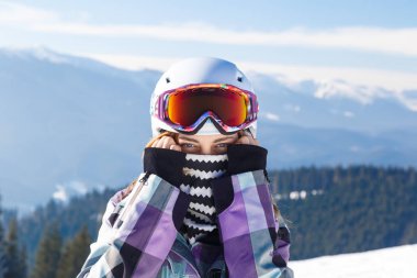 Kayakçı kız yüksek dağ Karpatlar Ukrayna arka plan üzerinde. Kış spor.