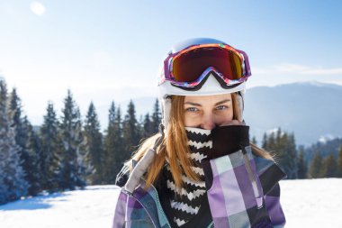 Kask dağlar arasında sarışın