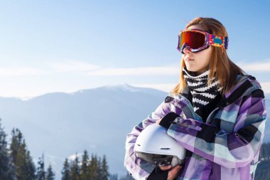 Kayakçı kız yüksek dağ Karpatlar Ukrayna arka plan üzerinde. Kış spor.