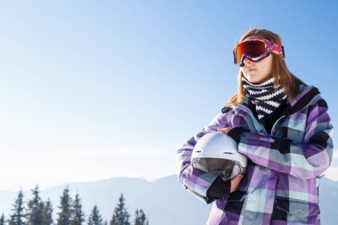 Kask dağlar arasında sarışın