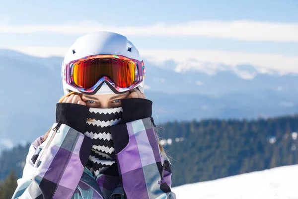 Blondine mit Helm inmitten der Berge — Stockfoto