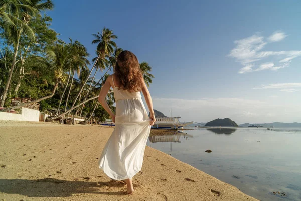 Mulher Vestido Branco Mar Pôr Sol Ilha Palawan Filipinas — Fotografia de Stock