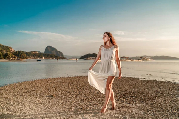 Mulher Vestido Branco Mar Pôr Sol Ilha Palawan Filipinas — Fotografia de Stock