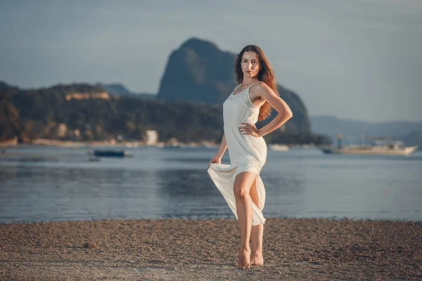 Mujer Vestida Blanco Mar Atardecer Isla Palawan Filipinas —  Fotos de Stock