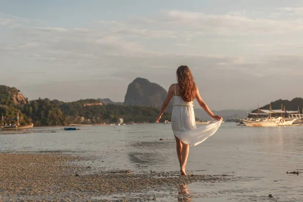 Mulher Vestido Branco Mar Pôr Sol Ilha Palawan Filipinas — Fotografia de Stock