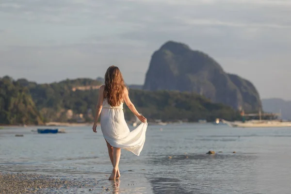 Mulher Vestido Branco Mar Pôr Sol Ilha Palawan Filipinas — Fotografia de Stock