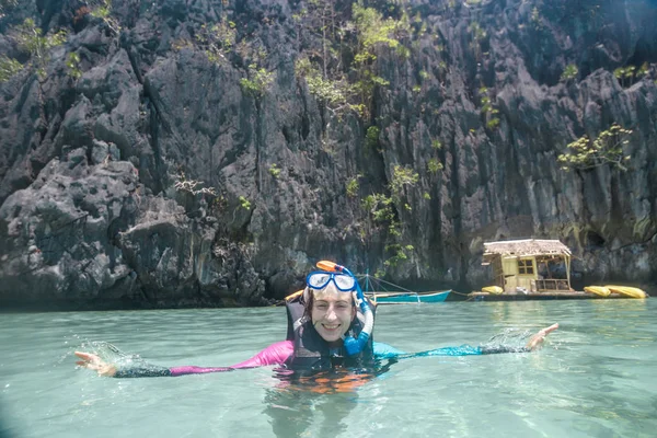 Női búvárkodás, víz alatti - kalandtúra életmód boldog szórakoztató élvezi pillanat - utazás körül az csodája Fülöp-szigetek — Stock Fotó