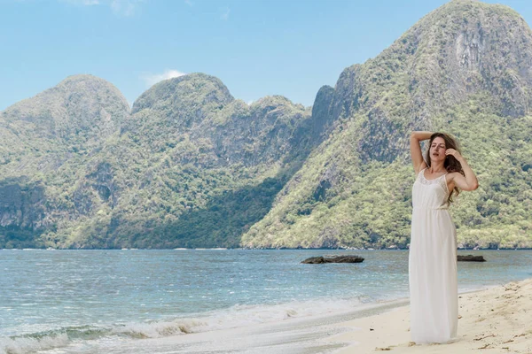 Bela natureza incrível fundo. Mar tropical azul sol nas Filipinas. Resort de férias de luxo. Recifes de corais da ilha. Liberdade fresca. Dia de aventura. Paraíso do coco. Mulher tem vestido longo — Fotografia de Stock