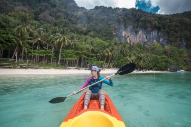 Ada Dağları'nda bir kayık kürek çekmeye kadın. El Nido Palawan, Filipinler Kayak.