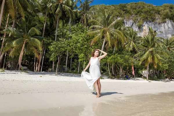 Mulher viajante feliz em vestido branco goza de suas férias na praia tropical em El Nido, Palawan, Filipinas — Fotografia de Stock