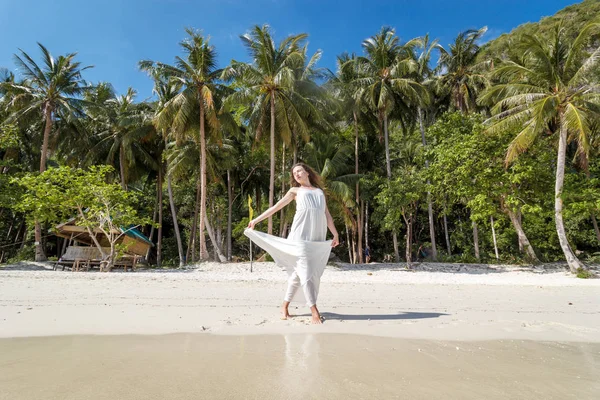 Mulher viajante feliz em vestido branco goza de suas férias na praia tropical em El Nido, Palawan, Filipinas — Fotografia de Stock
