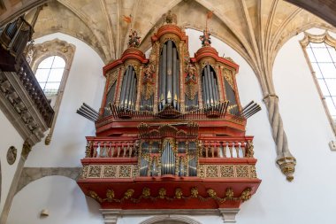 Coimbra, Portekiz, 11 Ağustos 2017: Barok boru organ 18. yüzyılın Manastırı Santa Cruz içinde.