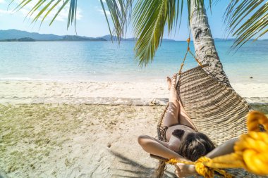 Yaz tatil kavramı, mayo kadında rahatlatıcı bir hamak bir tropik sahilde El Nido Palawan Adası, Filipinler