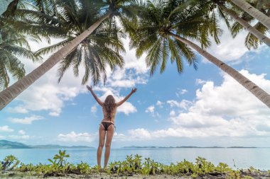 güzel genç kadın kolları açık bir tropikal plaj yaz keyfi