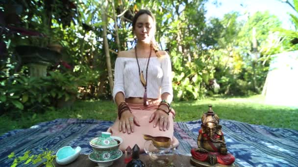 Ceremonia del té en el jardín, maestro del té hembra haciendo el té. Verter té en el jardín — Vídeos de Stock