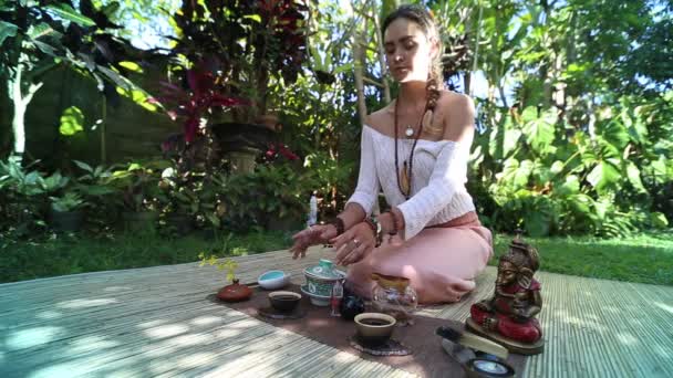 Τελετή του τσαγιού σε κήπο, τσάι πλοίαρχος θηλυκό το τσάι. Χύνοντας τσάι στον κήπο — Αρχείο Βίντεο