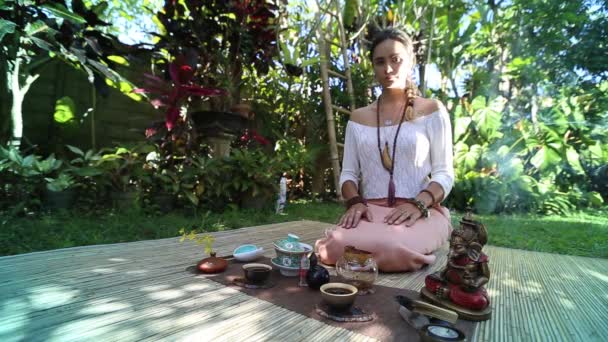 Podczas ceremonii parzenia herbaty w ogrodzie, herbata kobieta wzorca parzenia herbaty. Zalewanie herbaty w ogrodzie — Wideo stockowe