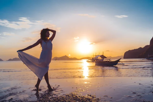 Siluet kadın ve geleneksel Filipino tekneler Palawan Adası Filipinler sunset plajında. El Nido gün batımı. Sunset Bulvarında dans. Erkek günbatımı, siluet.