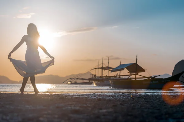 Mulheres silhuetas e barcos filipinos tradicionais na praia no pôr do sol da ilha de Palawan, nas Filipinas. Pôr do sol no El NIdo. Dança ao pôr-do-sol. Feminino ao pôr do sol, silhueta . — Fotografia de Stock
