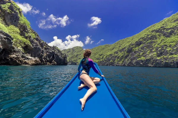 Visão traseira da jovem relaxante no barco e olhando para a ilha. Passeio itinerante pela Ásia: El Nido, Palawan, Filipinas . — Fotografia de Stock