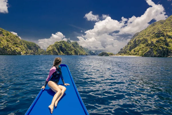 Jovem no barco e olhando para a frente em lagoa. Passeio itinerante pela Ásia: El Nido, Palawan, Filipinas . — Fotografia de Stock