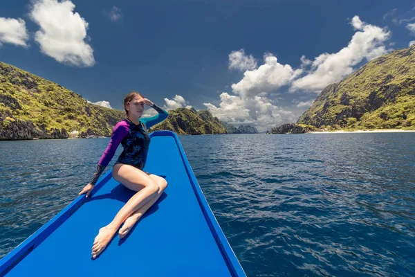 Jovem no barco e olhando para a frente em lagoa. Passeio itinerante pela Ásia: El Nido, Palawan, Filipinas . — Fotografia de Stock