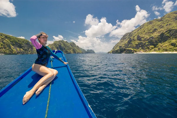 Jovem no barco e olhando para a frente em lagoa. Passeio itinerante pela Ásia: El Nido, Palawan, Filipinas . — Fotografia de Stock