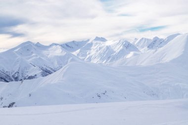 Gudauri Ski Resort, Gürcistan'daki karlı Kafkas Dağları doruklarına. Gudauri Ski Resort, Georgia'da snowboard.