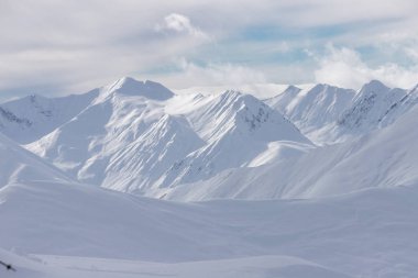 Gudauri Ski Resort, Gürcistan'daki karlı Kafkas Dağları doruklarına. Gudauri Ski Resort, Georgia'da snowboard.