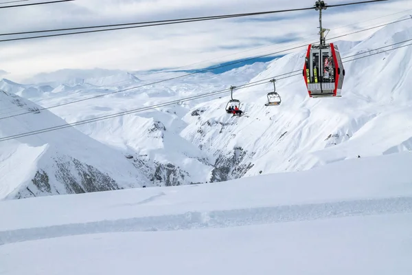 Os picos das montanhas nevadas do Cáucaso no The Gudauri Ski Resort, Geórgia. Snowboarding in The Gudauri Ski Resort, Geórgia . — Fotografia de Stock