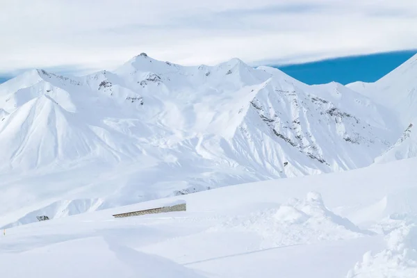 Topparna av snöiga Kaukasus bergen i Gudauri Ski Resort, Georgia. Snowboard i Gudauri Ski Resort, Georgia. — Stockfoto