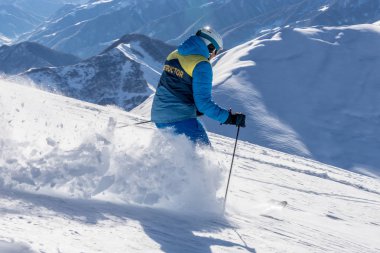 Freeride kayakçı yokuş aşağı çalışan öğretim üyesi, hareketli kar tozu dondur. Gudauri Kayak Merkezi, Georgia