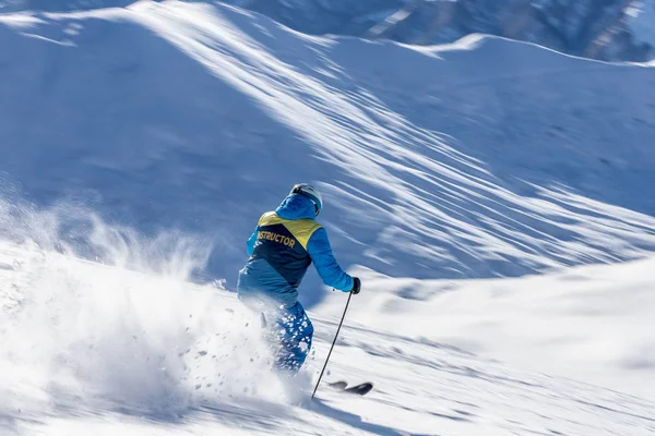 フリーライド スキーヤー インストラクター 下り坂の実行は 雪の粉の動きを凍結します グダウリ スキー リゾート ジョージア — ストック写真