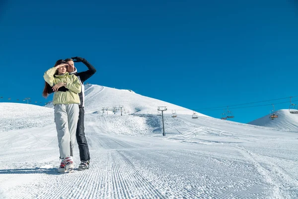 カップルは山で冬の休暇を過ごすスキー用具 — ストック写真