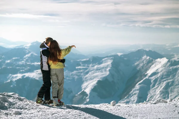 Pareja Con Equipo Esquí Pasando Las Vacaciones Invierno Las Montañas —  Fotos de Stock