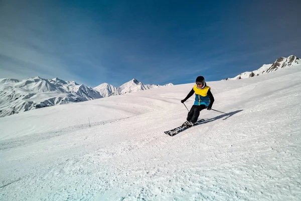 Ski masculin sur piste de ski par une journée ensoleillée d'hiver à la station de ski Gudauri en Géorgie — Photo