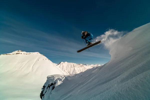 ヒルからのスキージャンプを持つフリーライダー — ストック写真