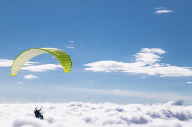 Güneşli kış aylarında kayak beldesi üzerinde karlı dağlarda Paragliding d