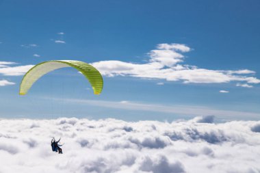 Güneşli kış aylarında kayak beldesi üzerinde karlı dağlarda Paragliding d