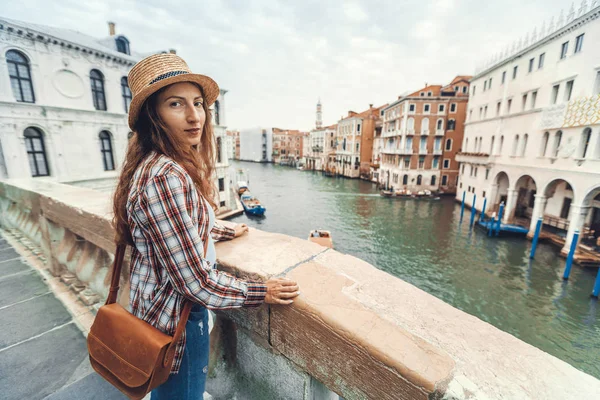 Mulher na Veneza, de pé na ponte sobre o grande canal enquanto passeia em uma cidade estrangeira. Descobrir a aventura de Veneza . — Fotografia de Stock