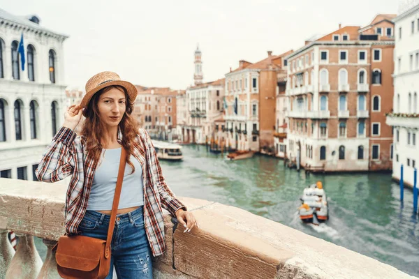 Mulher na Veneza, de pé na ponte sobre o grande canal enquanto passeia em uma cidade estrangeira. Descobrir a aventura de Veneza . — Fotografia de Stock