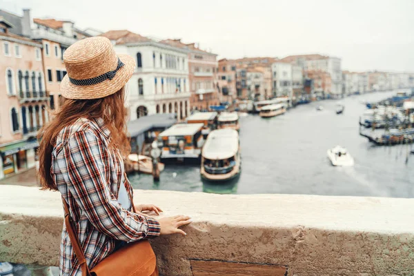 Mulher na Veneza, de pé na ponte sobre o grande canal enquanto passeia em uma cidade estrangeira. Descobrir a aventura de Veneza . — Fotografia de Stock