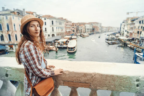 Mulher na Veneza, de pé na ponte sobre o grande canal enquanto passeia em uma cidade estrangeira. Descobrir a aventura de Veneza . — Fotografia de Stock