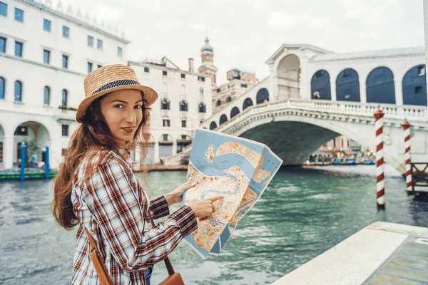 Descobrir a Veneza. Traveler girl olha para o mapa da caminhada, aventura feminina em Veneza, Ponte di Rialto Italia — Fotografia de Stock