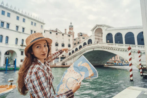 Descobrir a Veneza. Traveler girl olha para o mapa da caminhada, aventura feminina em Veneza, Ponte di Rialto Italia — Fotografia de Stock