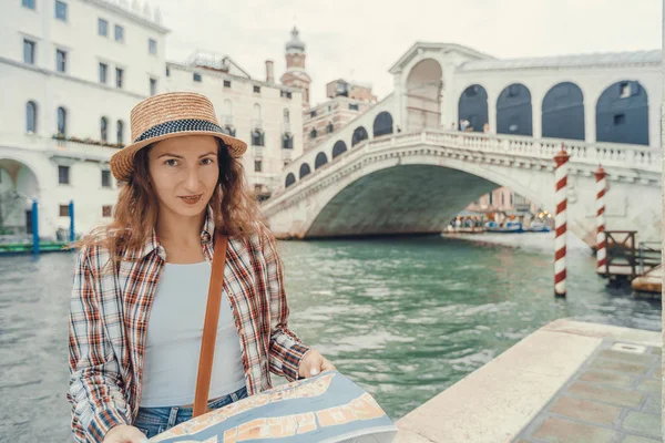 Descobrir a Veneza. Traveler girl olha para o mapa da caminhada, aventura feminina em Veneza, Ponte di Rialto Italia — Fotografia de Stock