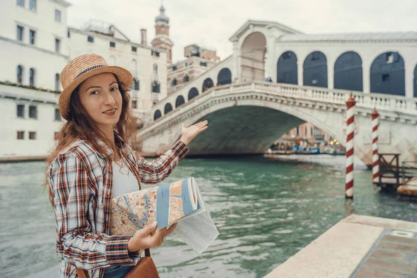 Objev v Benátkách. Cestovatel dívka se dívá na mapu chůze, ženské dobrodružství v Benátkách, Itálie Ponte di Rialto — Stock fotografie