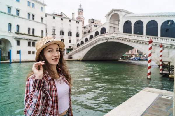 Uma mulher em Veneza, de pé no cais do grande canal. Descobrindo Veneza Itália . — Fotografia de Stock