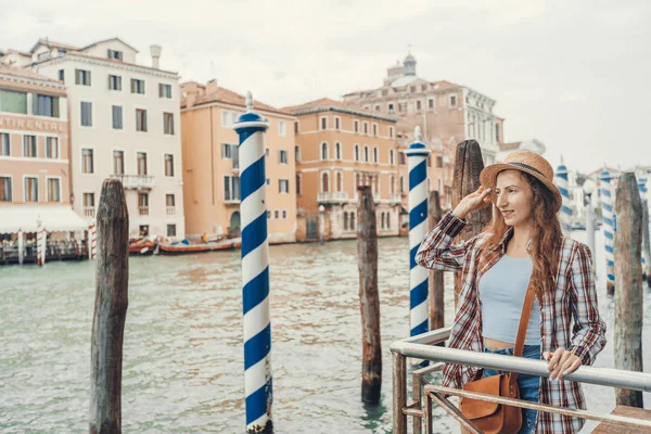 Frau in Venedig, die auf der Seebrücke am Canal Grande steht. Entdeckung Venedigs. — Stockfoto